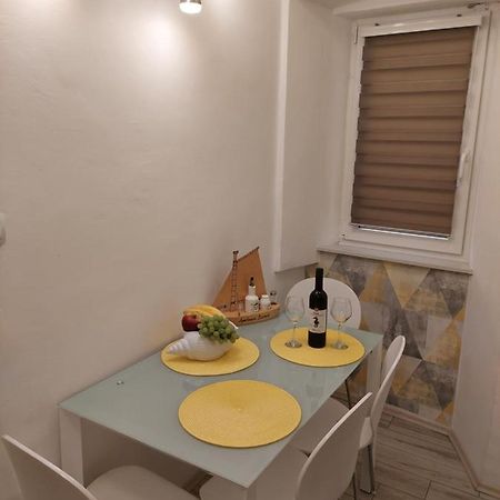 Apartmant Bionda Novi Vinodolski, Cozy And Nice Apartment For 4 People In The City Center Bagian luar foto