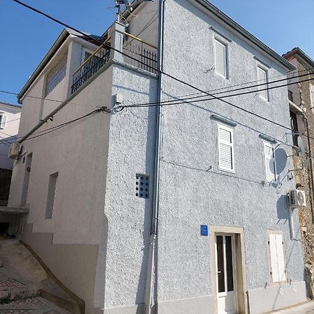 Apartmant Bionda Novi Vinodolski, Cozy And Nice Apartment For 4 People In The City Center Bagian luar foto