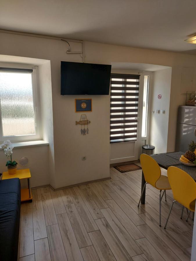 Apartmant Bionda Novi Vinodolski, Cozy And Nice Apartment For 4 People In The City Center Bagian luar foto