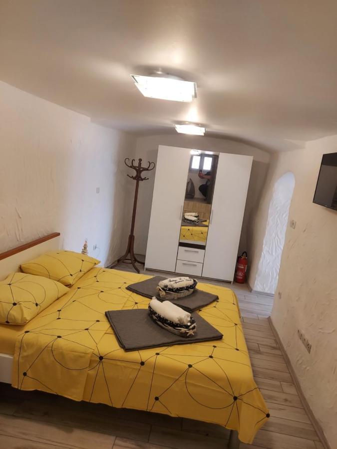 Apartmant Bionda Novi Vinodolski, Cozy And Nice Apartment For 4 People In The City Center Bagian luar foto