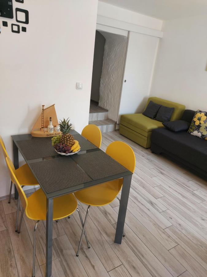 Apartmant Bionda Novi Vinodolski, Cozy And Nice Apartment For 4 People In The City Center Bagian luar foto