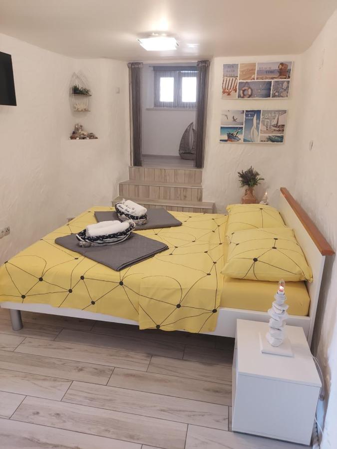 Apartmant Bionda Novi Vinodolski, Cozy And Nice Apartment For 4 People In The City Center Bagian luar foto