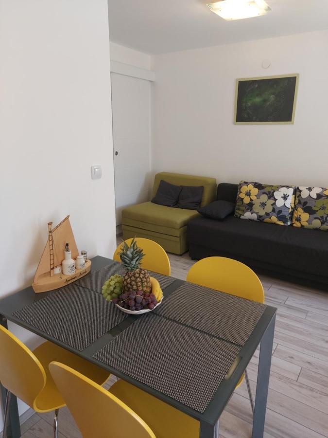 Apartmant Bionda Novi Vinodolski, Cozy And Nice Apartment For 4 People In The City Center Bagian luar foto