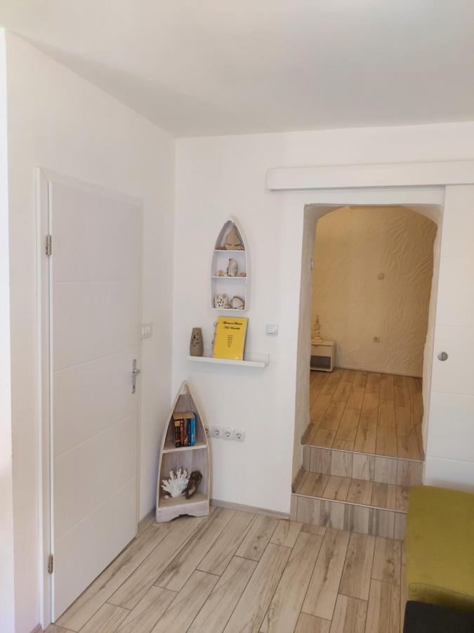 Apartmant Bionda Novi Vinodolski, Cozy And Nice Apartment For 4 People In The City Center Bagian luar foto