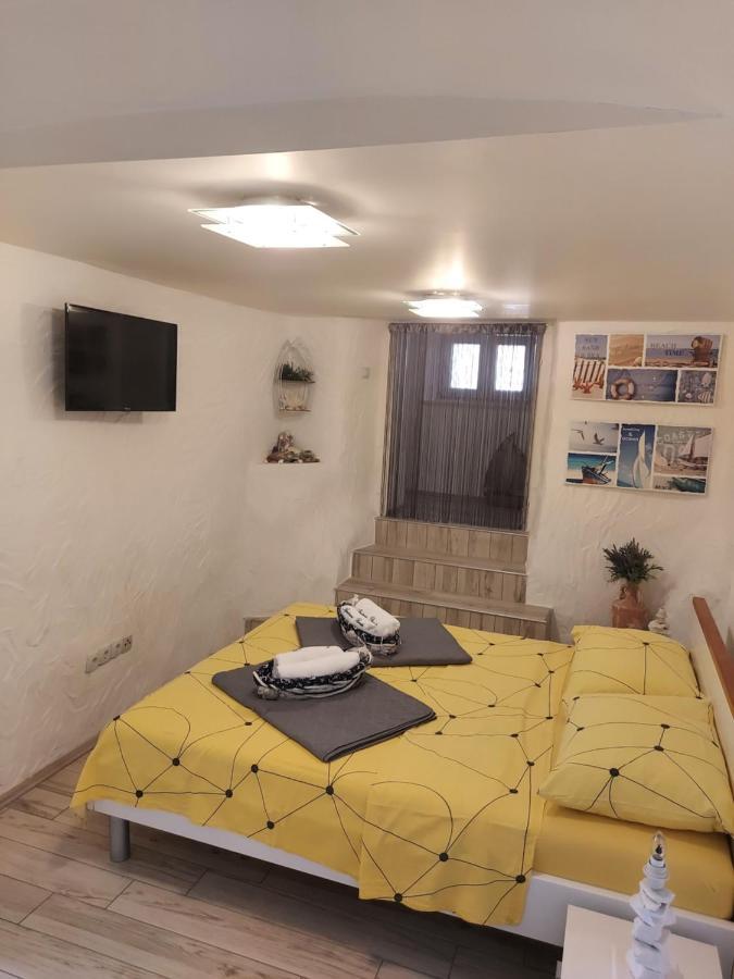 Apartmant Bionda Novi Vinodolski, Cozy And Nice Apartment For 4 People In The City Center Bagian luar foto