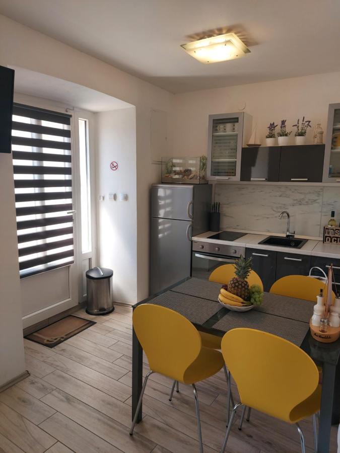 Apartmant Bionda Novi Vinodolski, Cozy And Nice Apartment For 4 People In The City Center Bagian luar foto