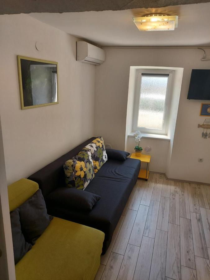 Apartmant Bionda Novi Vinodolski, Cozy And Nice Apartment For 4 People In The City Center Bagian luar foto