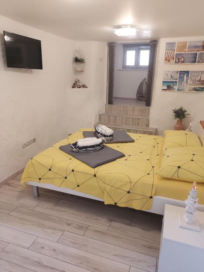 Apartmant Bionda Novi Vinodolski, Cozy And Nice Apartment For 4 People In The City Center Bagian luar foto