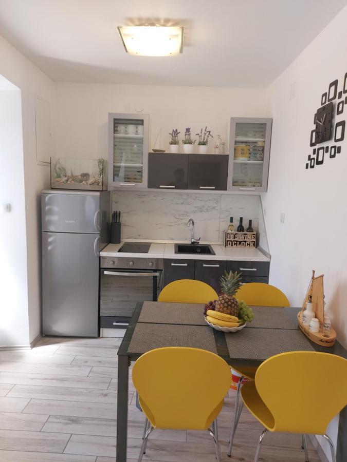 Apartmant Bionda Novi Vinodolski, Cozy And Nice Apartment For 4 People In The City Center Bagian luar foto