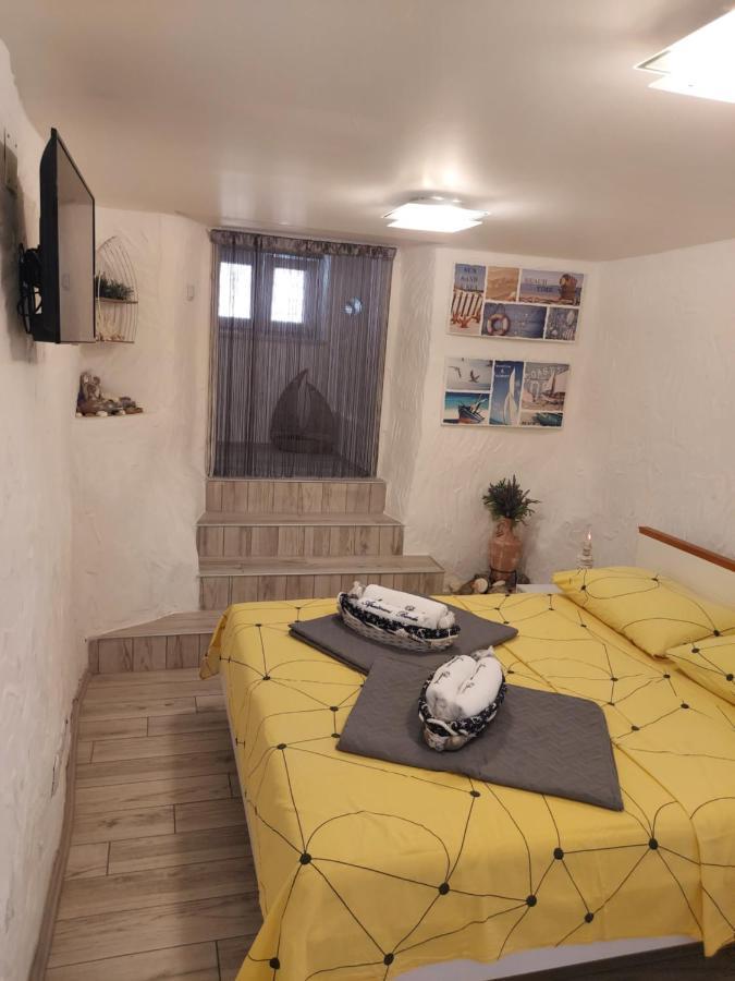 Apartmant Bionda Novi Vinodolski, Cozy And Nice Apartment For 4 People In The City Center Bagian luar foto