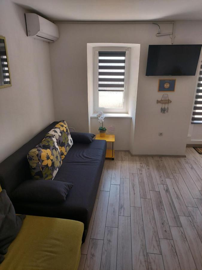 Apartmant Bionda Novi Vinodolski, Cozy And Nice Apartment For 4 People In The City Center Bagian luar foto