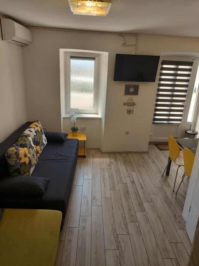 Apartmant Bionda Novi Vinodolski, Cozy And Nice Apartment For 4 People In The City Center Bagian luar foto