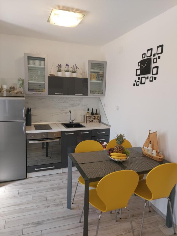 Apartmant Bionda Novi Vinodolski, Cozy And Nice Apartment For 4 People In The City Center Bagian luar foto