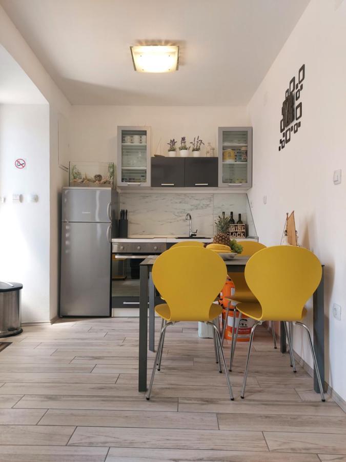 Apartmant Bionda Novi Vinodolski, Cozy And Nice Apartment For 4 People In The City Center Bagian luar foto