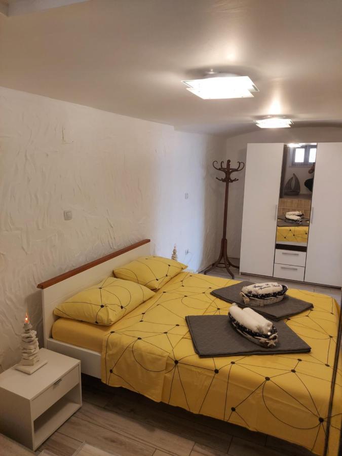 Apartmant Bionda Novi Vinodolski, Cozy And Nice Apartment For 4 People In The City Center Bagian luar foto