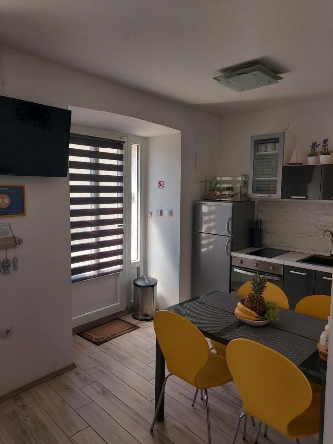 Apartmant Bionda Novi Vinodolski, Cozy And Nice Apartment For 4 People In The City Center Bagian luar foto