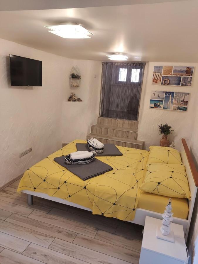 Apartmant Bionda Novi Vinodolski, Cozy And Nice Apartment For 4 People In The City Center Bagian luar foto