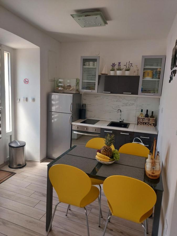 Apartmant Bionda Novi Vinodolski, Cozy And Nice Apartment For 4 People In The City Center Bagian luar foto