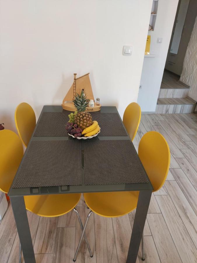 Apartmant Bionda Novi Vinodolski, Cozy And Nice Apartment For 4 People In The City Center Bagian luar foto