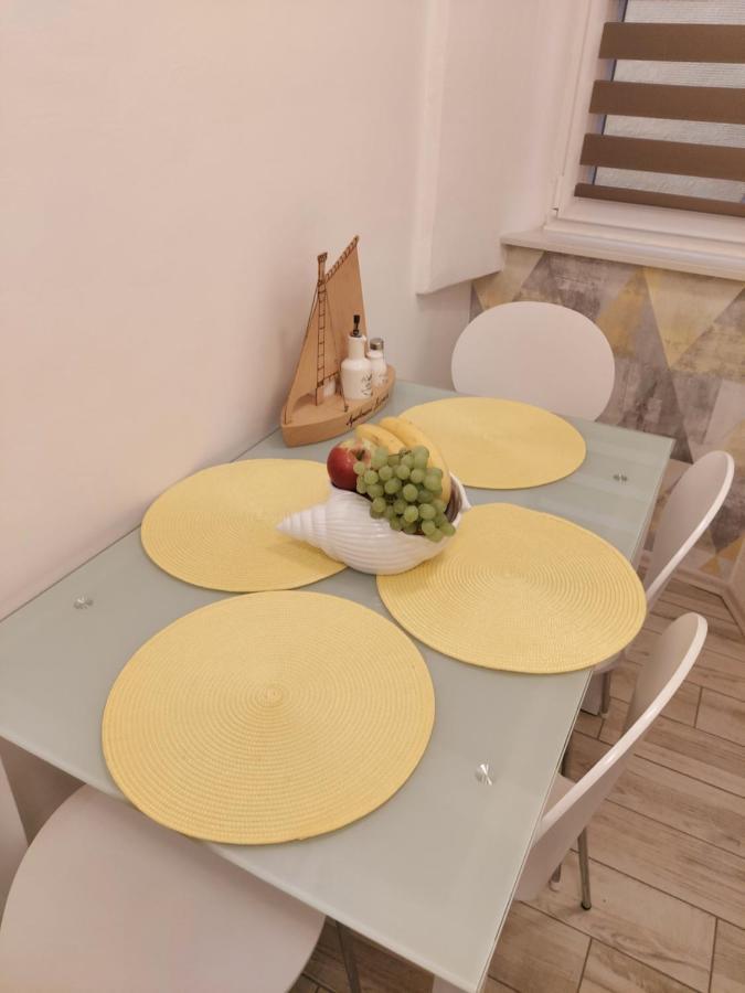 Apartmant Bionda Novi Vinodolski, Cozy And Nice Apartment For 4 People In The City Center Bagian luar foto