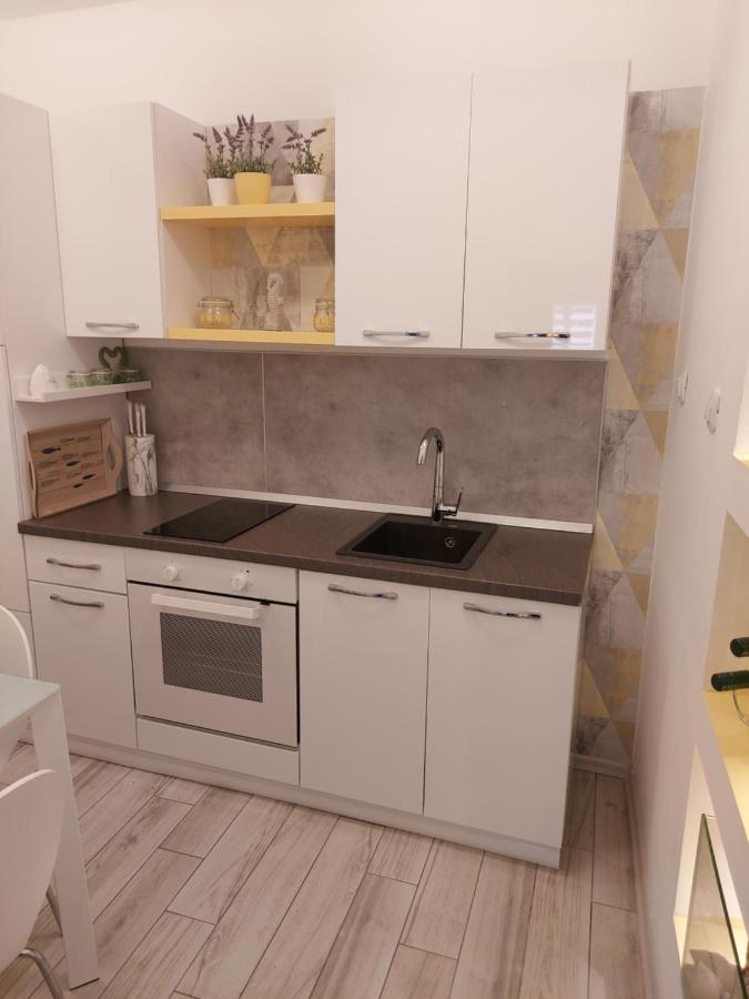 Apartmant Bionda Novi Vinodolski, Cozy And Nice Apartment For 4 People In The City Center Bagian luar foto