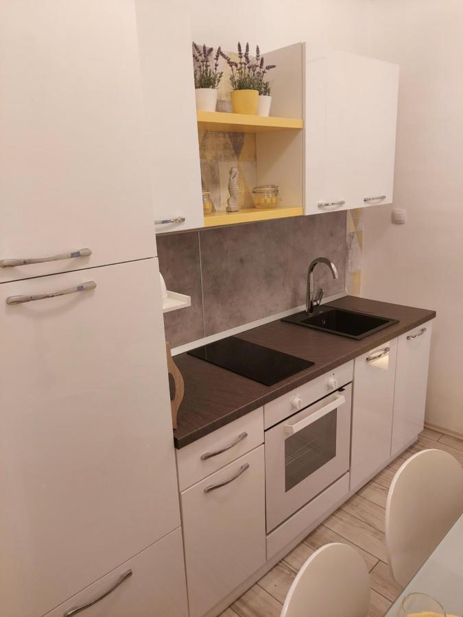 Apartmant Bionda Novi Vinodolski, Cozy And Nice Apartment For 4 People In The City Center Bagian luar foto