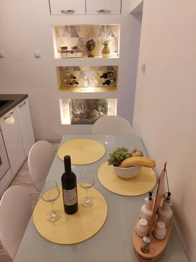 Apartmant Bionda Novi Vinodolski, Cozy And Nice Apartment For 4 People In The City Center Bagian luar foto