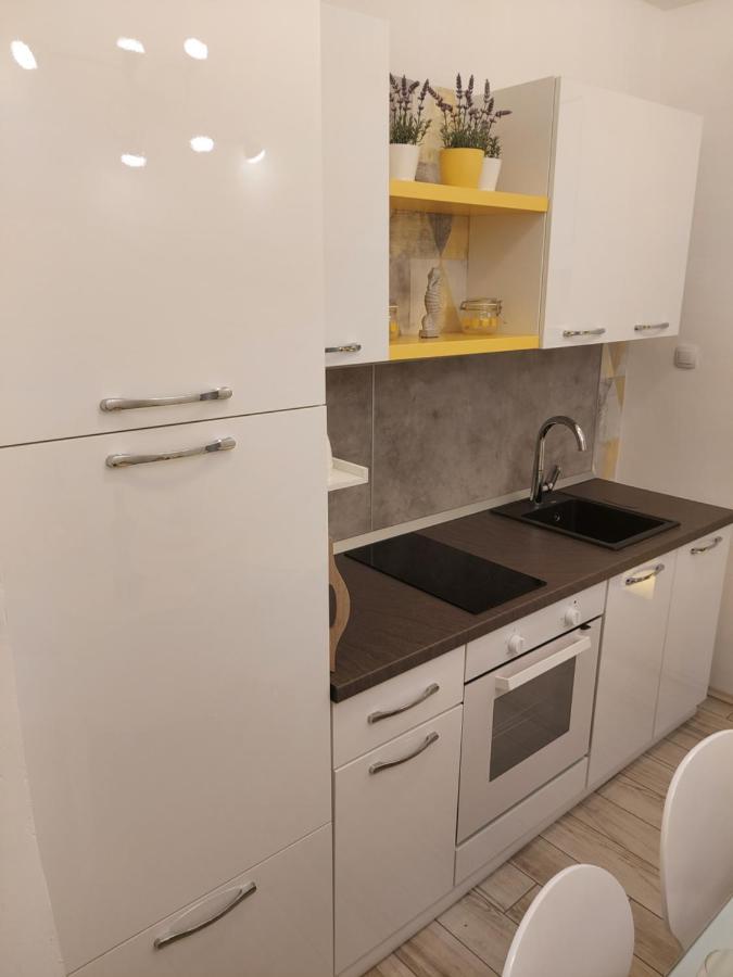 Apartmant Bionda Novi Vinodolski, Cozy And Nice Apartment For 4 People In The City Center Bagian luar foto