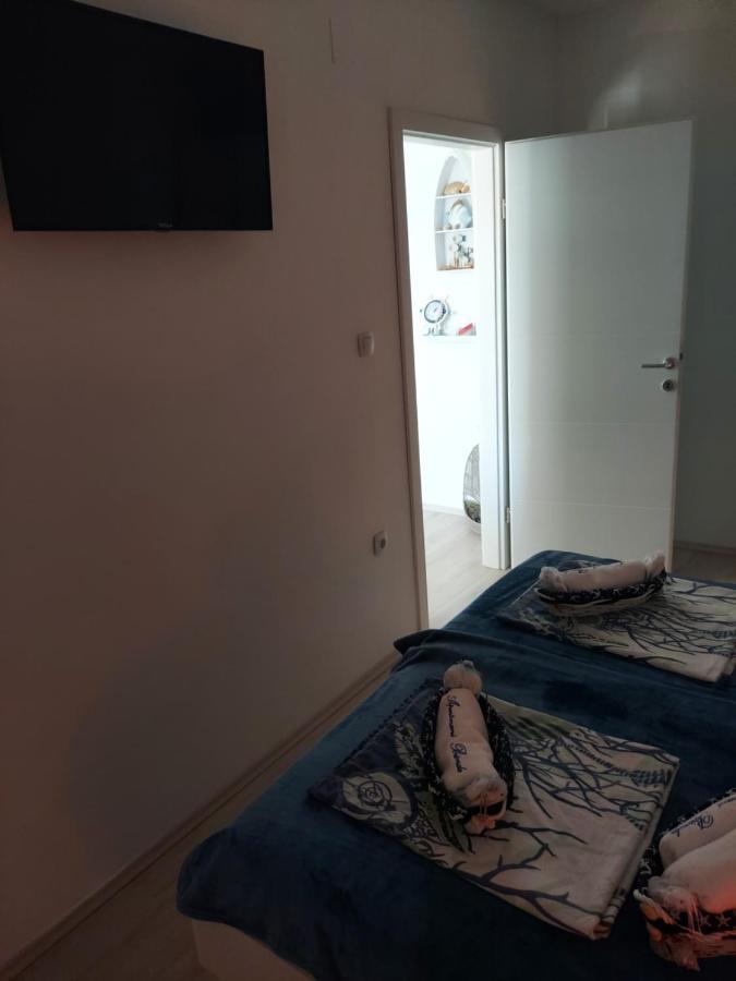 Apartmant Bionda Novi Vinodolski, Cozy And Nice Apartment For 4 People In The City Center Bagian luar foto