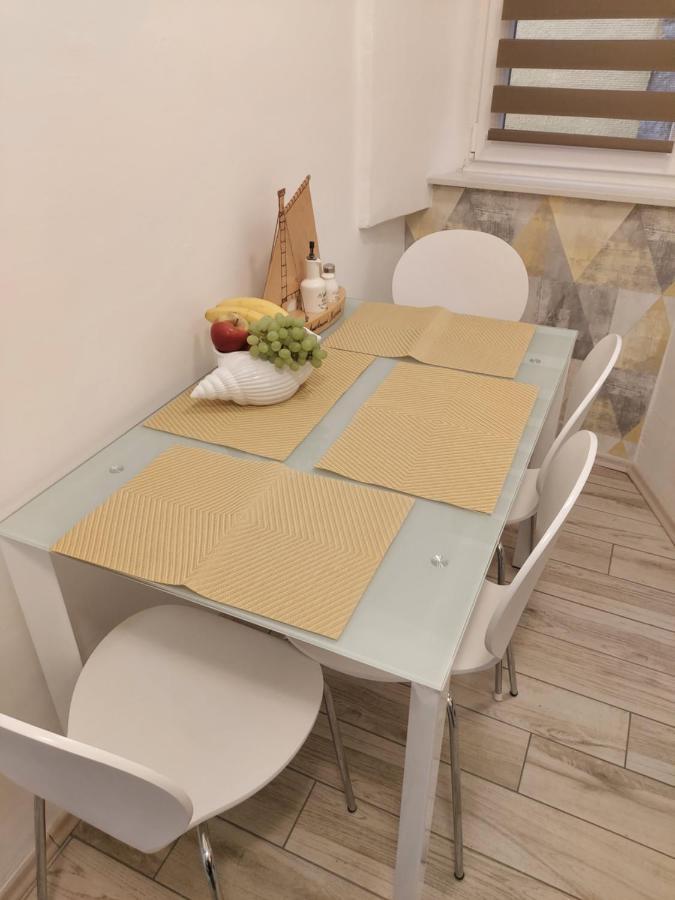 Apartmant Bionda Novi Vinodolski, Cozy And Nice Apartment For 4 People In The City Center Bagian luar foto