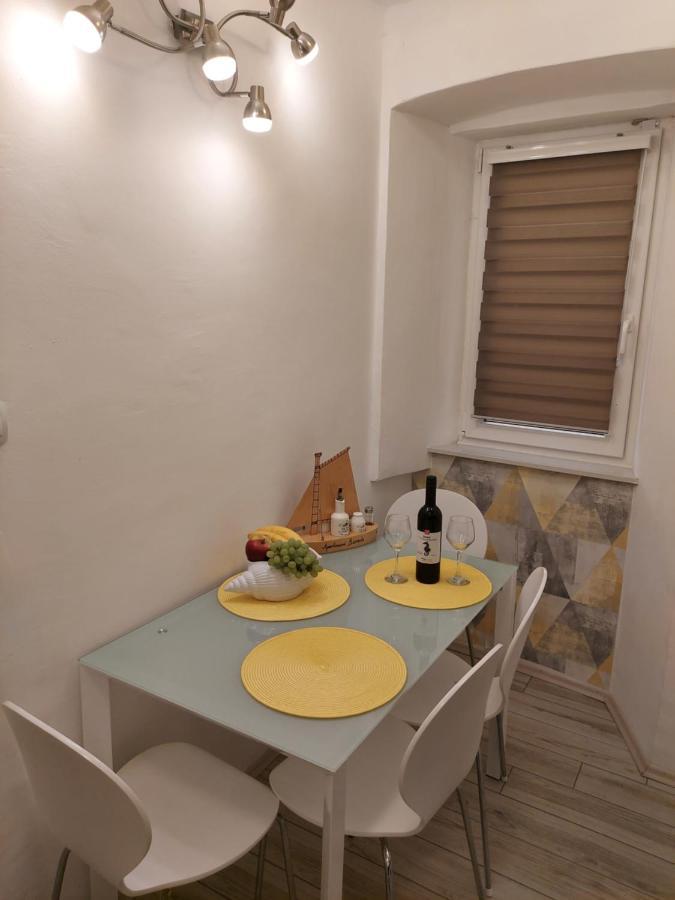 Apartmant Bionda Novi Vinodolski, Cozy And Nice Apartment For 4 People In The City Center Bagian luar foto