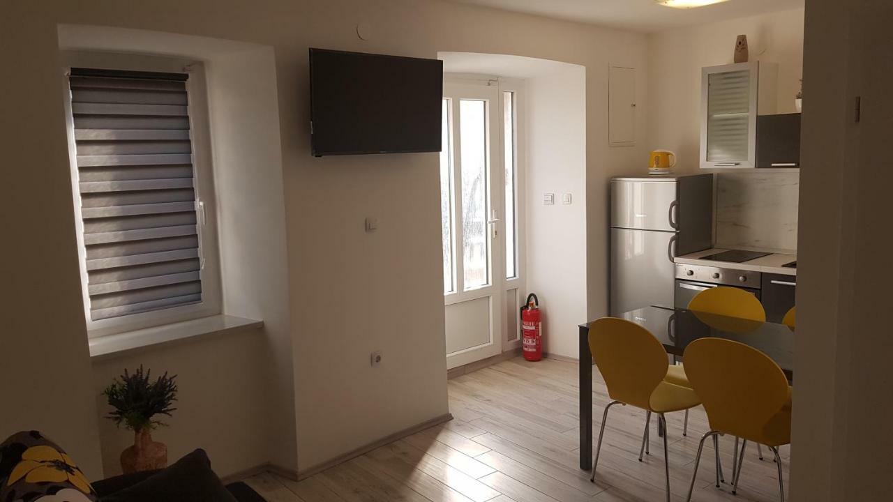 Apartmant Bionda Novi Vinodolski, Cozy And Nice Apartment For 4 People In The City Center Bagian luar foto