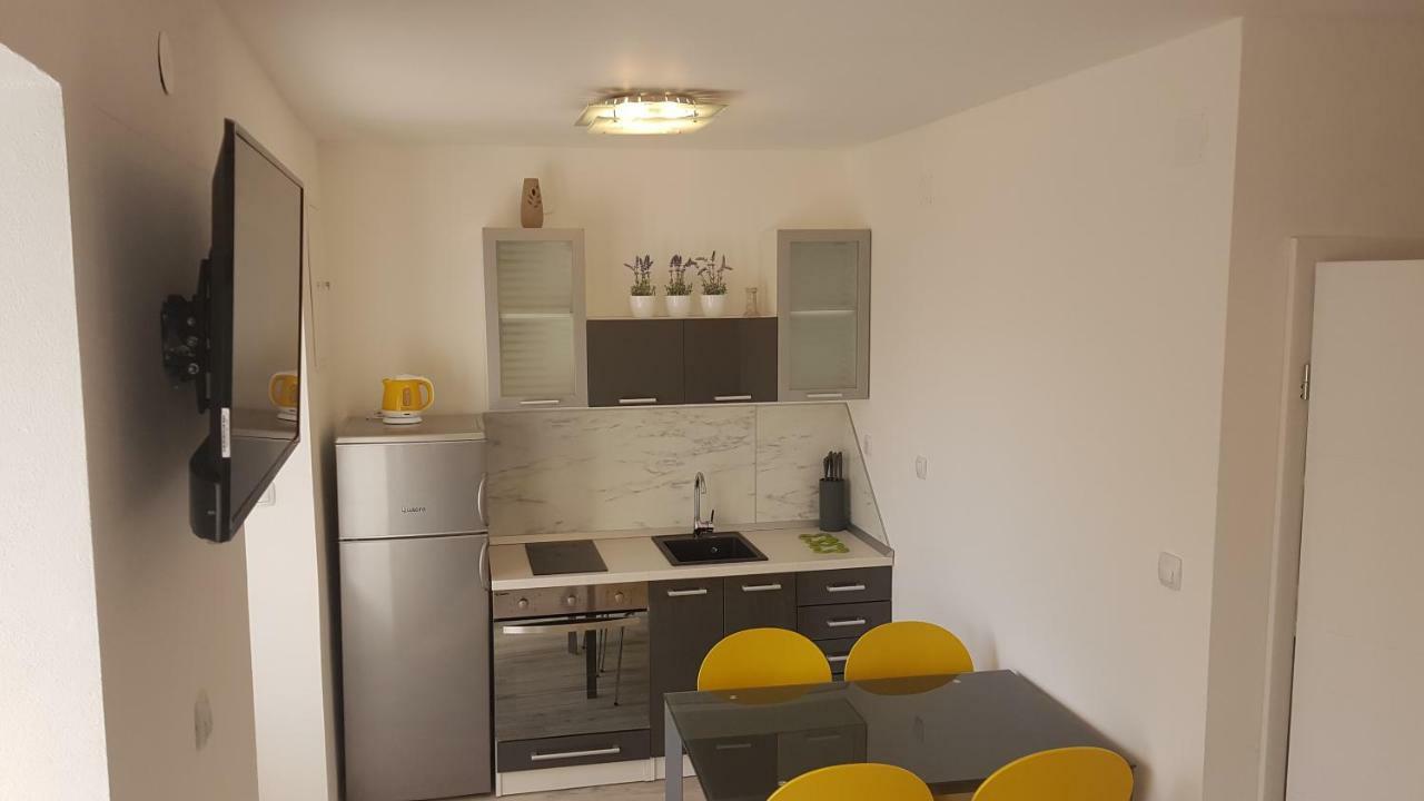 Apartmant Bionda Novi Vinodolski, Cozy And Nice Apartment For 4 People In The City Center Bagian luar foto