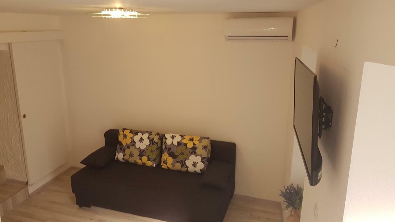 Apartmant Bionda Novi Vinodolski, Cozy And Nice Apartment For 4 People In The City Center Bagian luar foto